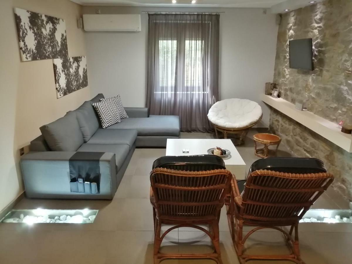 Modern Residence In The Center Of Trikala Eksteriør bilde